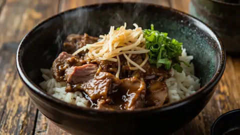 Gyudon (Gyuniku Donburi – Tazón Japonés de Res con Arroz)