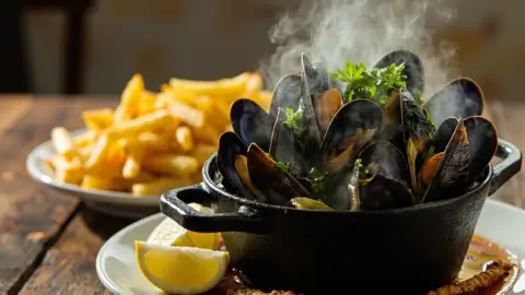Moules-Frites (Mejillones a la Belga con Patatas Fritas)